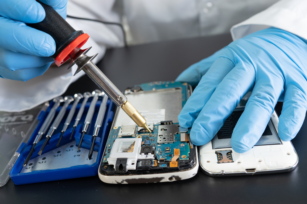 Técnico en reparación de celulares
